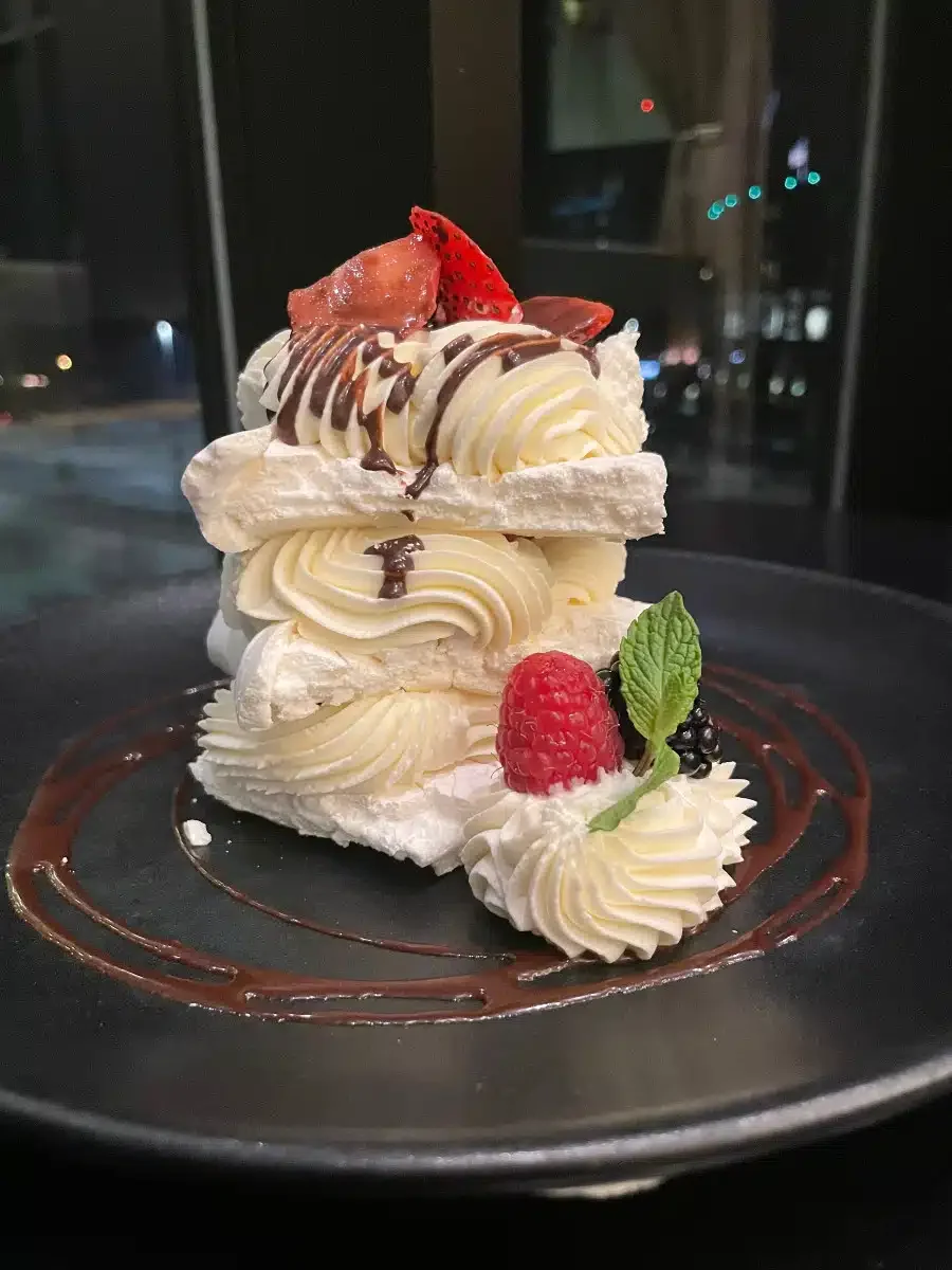 Schaum torte at Taverne in the Sky.