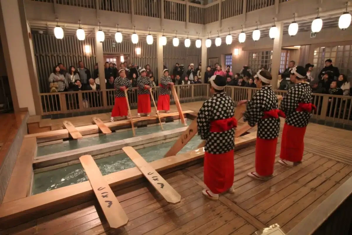 Kusatsu water mixing ceremony delights tourists