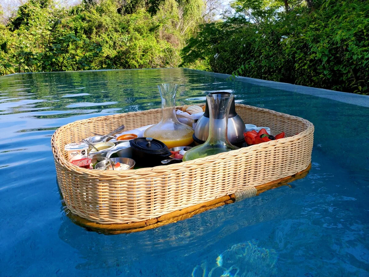 The floating breakfast at Marival Armony.